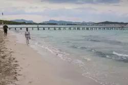 Strand und Steg bei Playa de Muro auf Mallorca