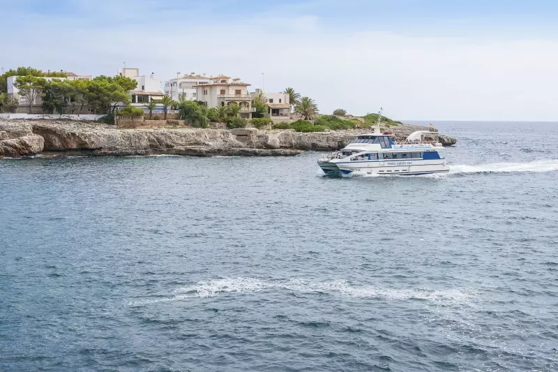 Ausflugsboot vor mallorquinischer Küste