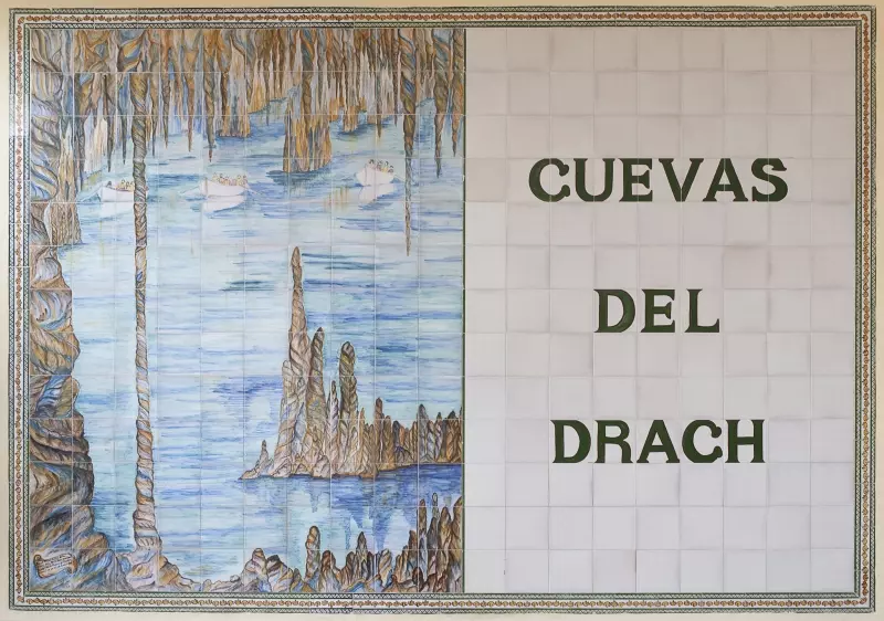 Fliesenbild mit Tropfsteinhöhlen und dem Schriftzug Cuevas del Drach