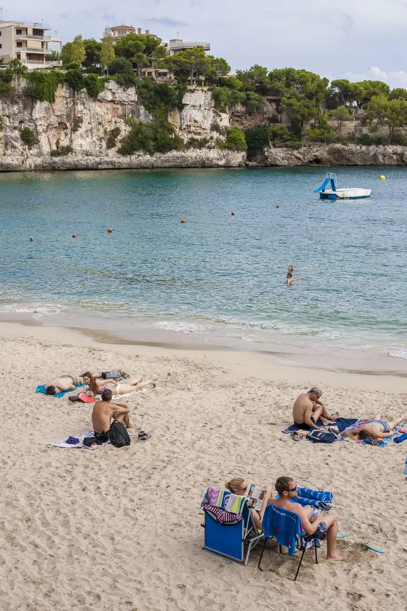Sandstrand und Badebucht an Mallorcas Ostküste