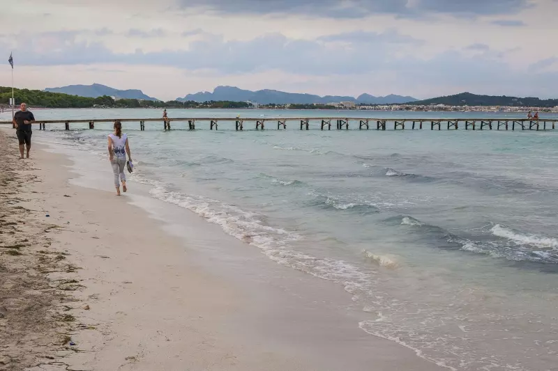 Sandstrand und Steg an der Bucht von Alcúdia