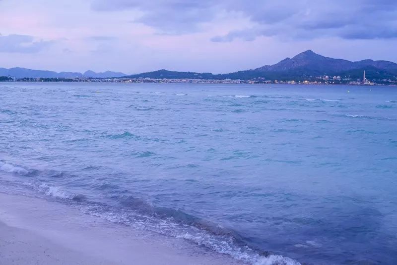 Strand und Bergkulisse an der Bucht von Alcúdia