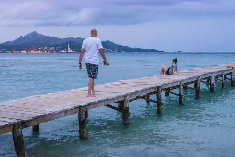 Steg am flachen Wasser der Bucht von Alcúdia