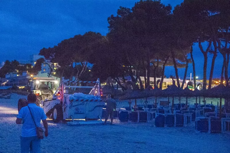 Abendliche Strandpromenade auf Mallorca mit beleuchteten Lokalen und Veranstaltungsaufbau