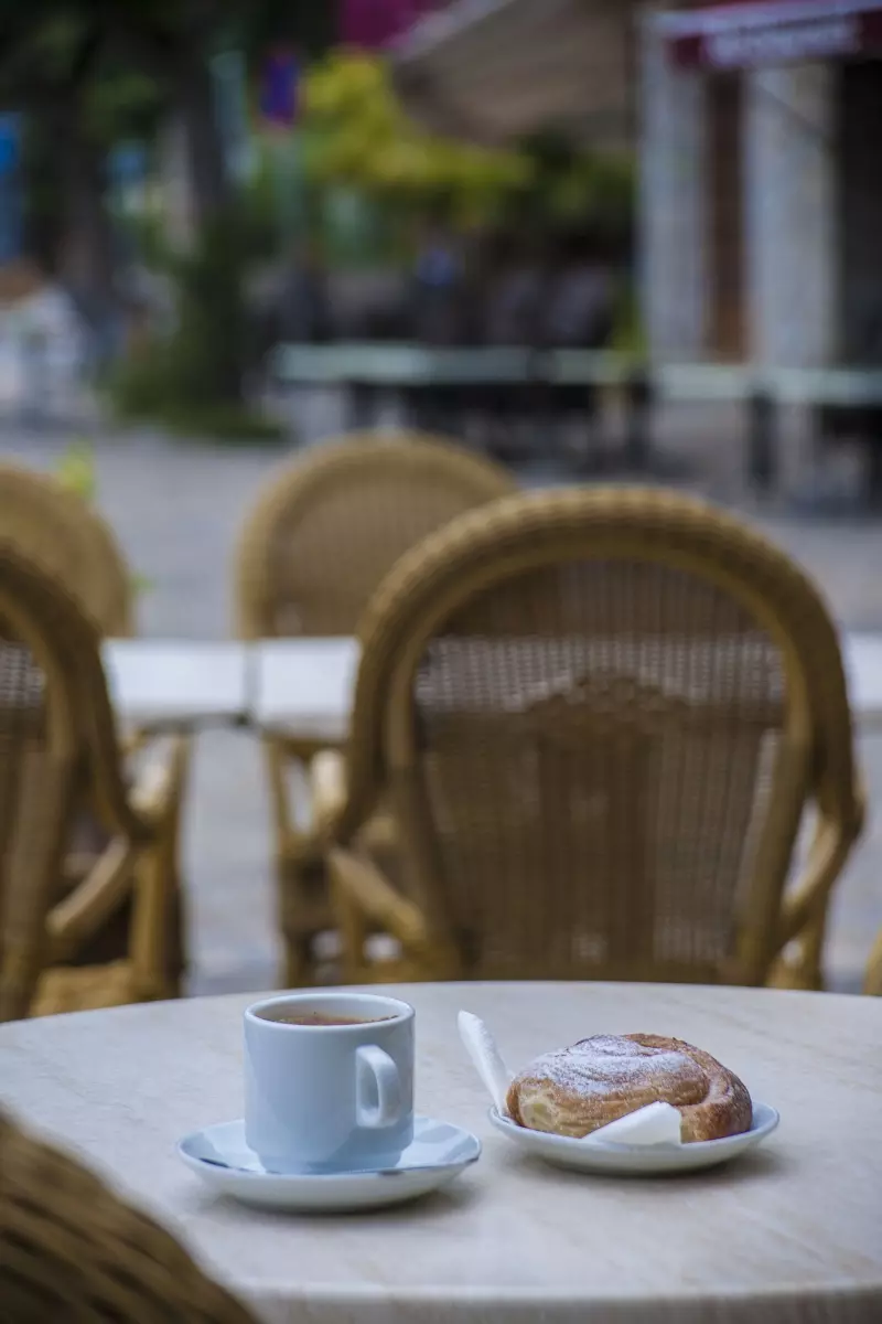 Kaffee und Gebäck auf einer Außenterrasse in Valldemossa auf Mallorca
