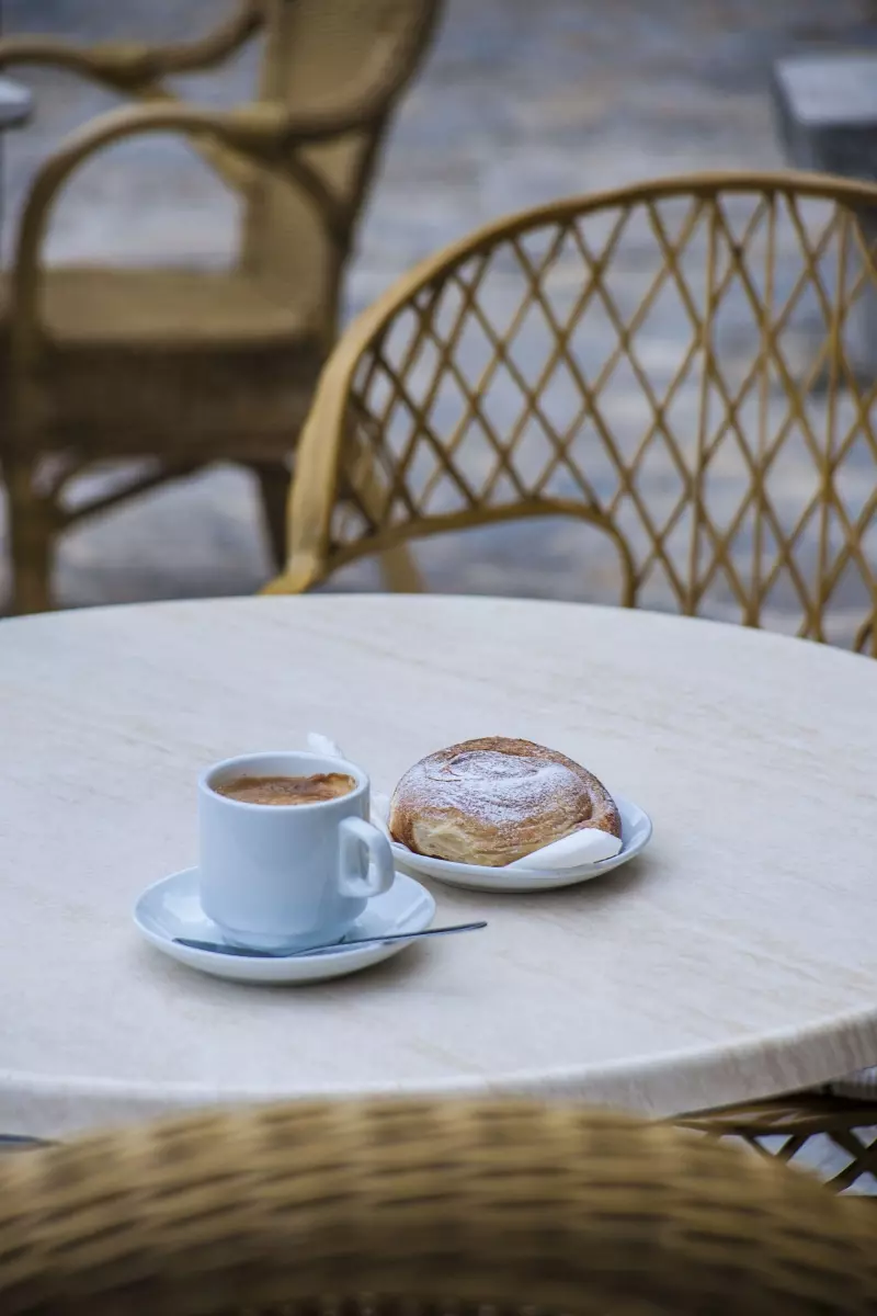 Kaffee und Gebäck auf einem Tisch in einem mallorquinischen Café
