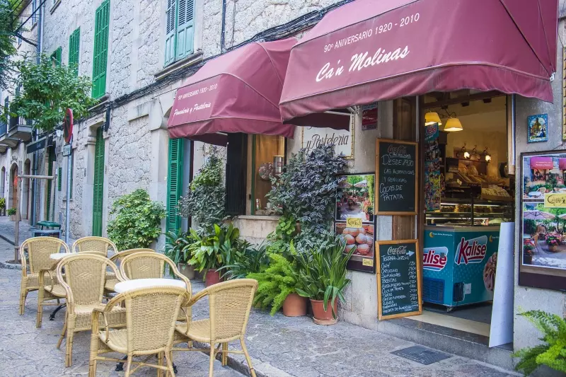 Café und Konditorei Ca'n Molinas in einer Gasse von Valldemossa