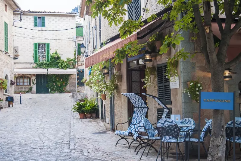 Gasse mit Häusern und Café in Valldemossa auf Mallorca