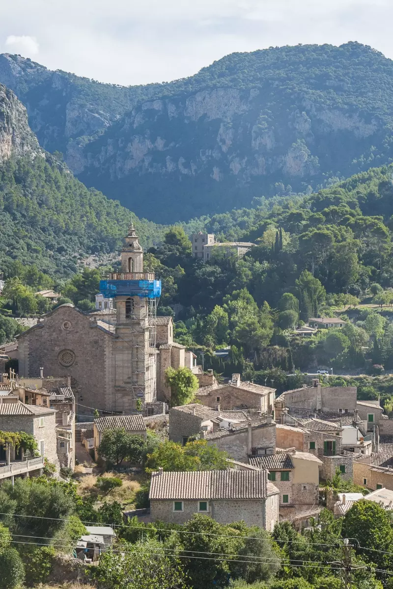 Dorfansicht mit Häusern und Berglandschaft auf Mallorca