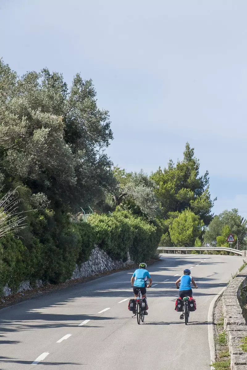 Zwei Radreisende auf einer mallorquinischen Bergstraße