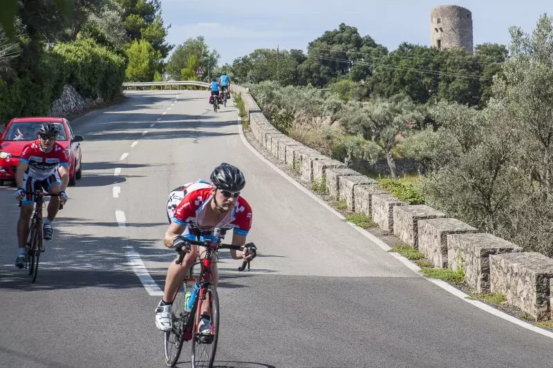 Radfahrer auf einer Bergstraße auf Mallorca