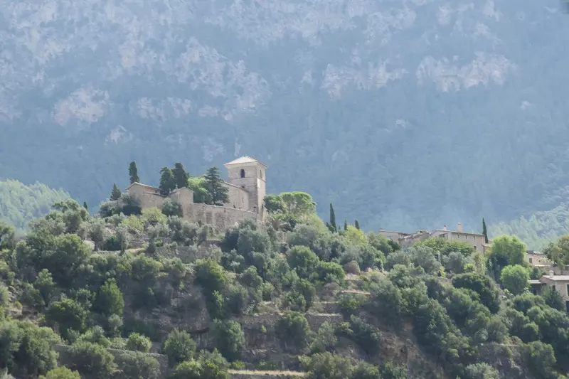 Berglandschaft mit Häusern und mediterraner Vegetation auf Mallorca als Symbolbild für Walking