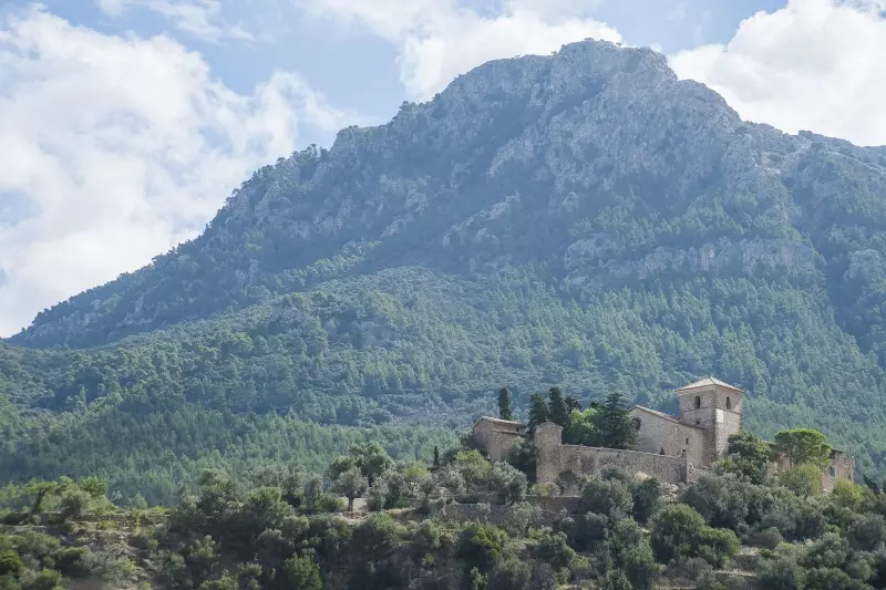 Grüne Tramuntana-Berglandschaft als Symbolbild für Yoga und ruhige Bewegung