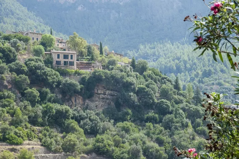 Ländliche Häuser in der mallorquinischen Berglandschaft