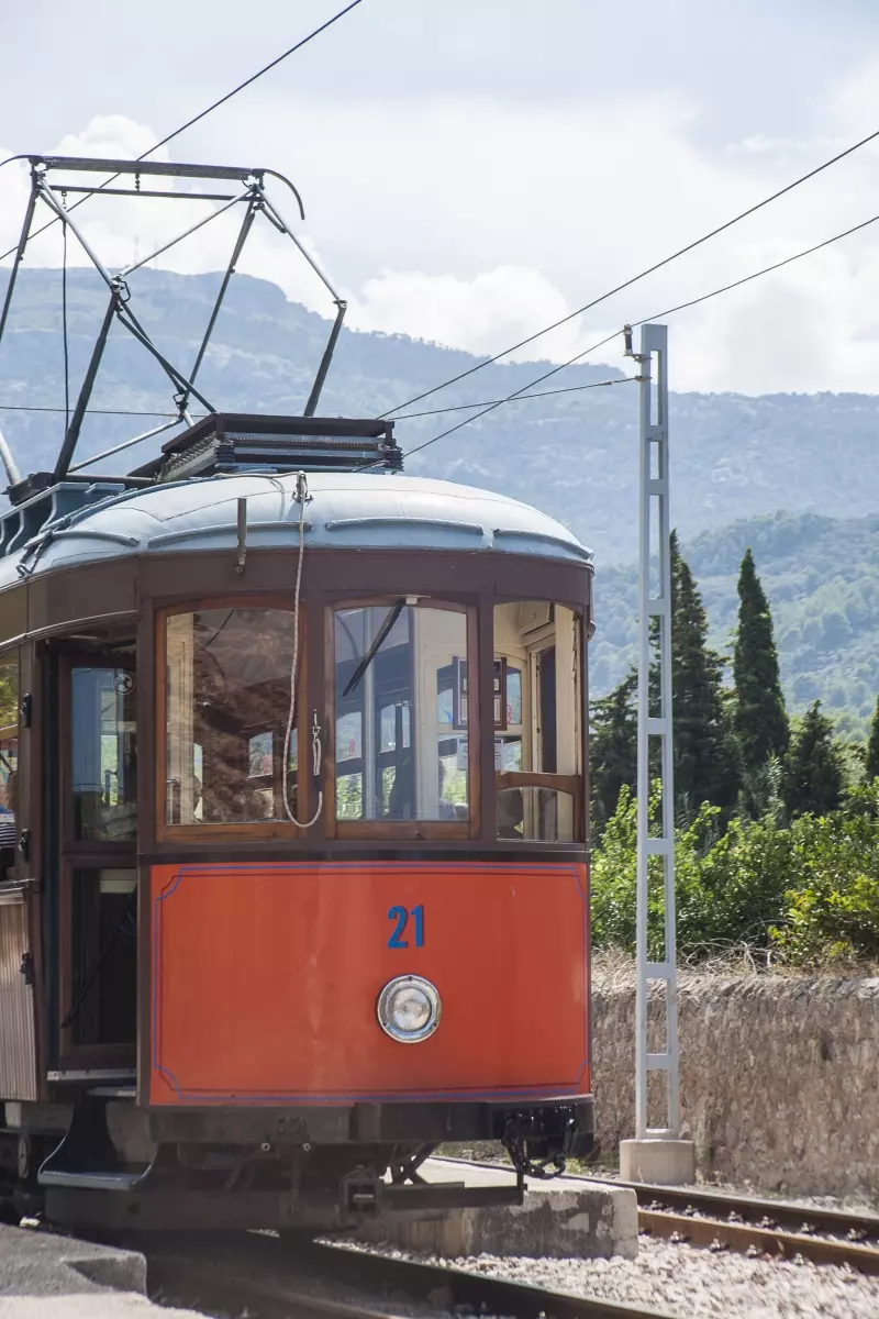 Historische Sóller-Bahn vor der Berglandschaft Mallorcas