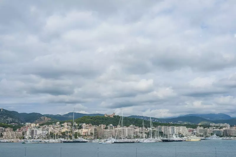 Hafen- und Küstenblick an Mallorcas Westküste