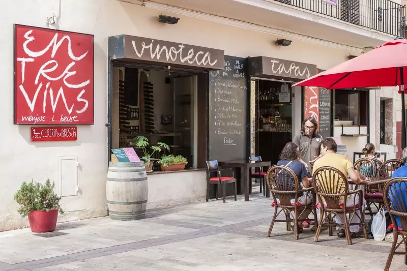 Mallorquinischer Ortsplatz mit Café und historischer Fassade