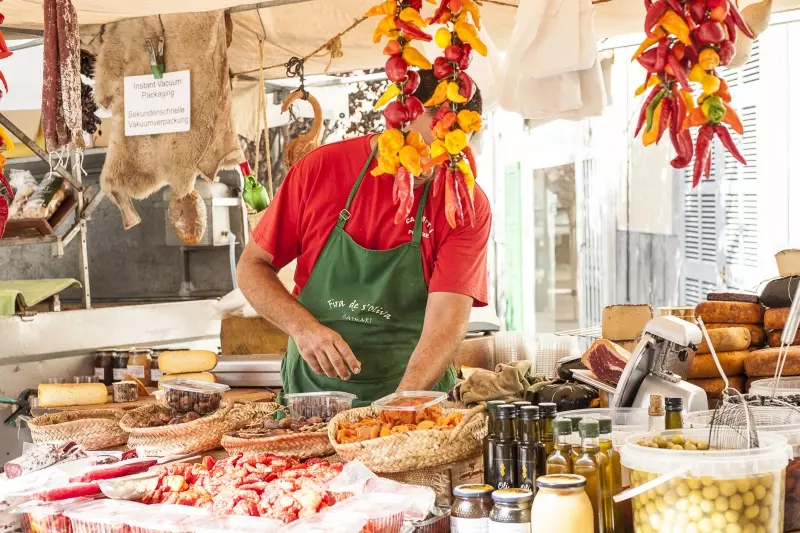 Marktstand mit mallorquinischen Lebensmitteln
