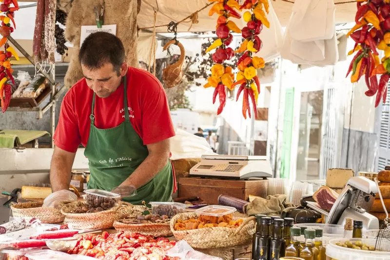 Marktstand mit mallorquinischen Lebensmitteln und getrockneten Paprikaschoten