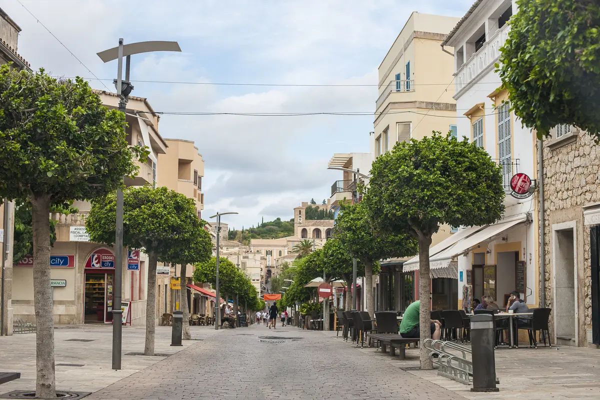 Mallorquinische Stadtstraße mit Kirche und Café