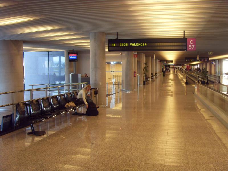 Reisende mit Gepäck im Terminal des Flughafens von Mallorca