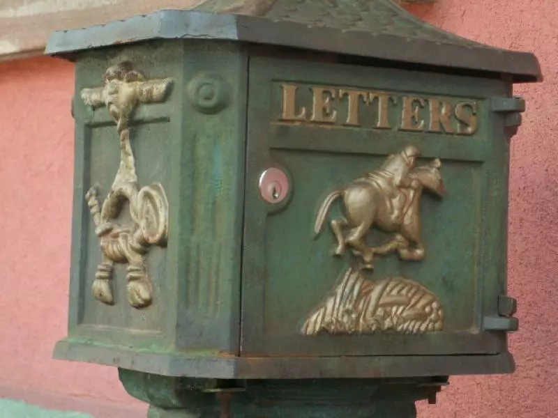 Dekorativer Briefkasten mit Reliefverzierungen