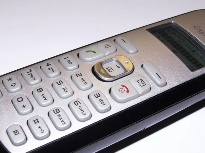 Nahaufnahme eines Mobiltelefons mit Tasten und Display