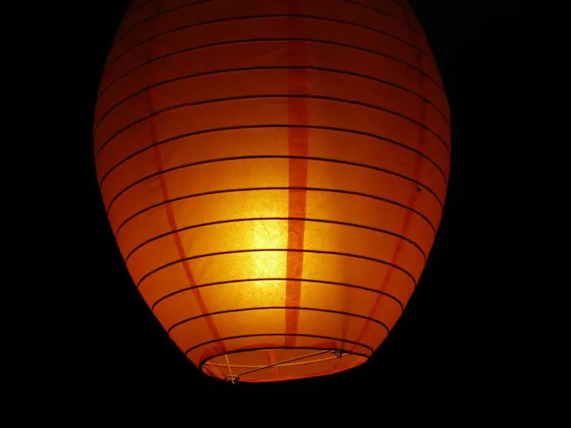 Orangefarbene Lampe als thematisches Motiv für Stromversorgung und Beleuchtung auf Mallorca