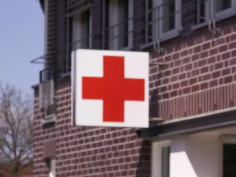 Rotes Kreuz an einem Gebäude als Symbol für medizinische Versorgung auf Mallorca