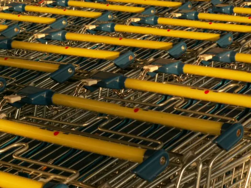 Mehrere gelbe Einkaufswagen in einem Supermarkt