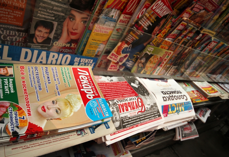 Zeitungen und Zeitschriften an einem internationalen Verkaufsstand