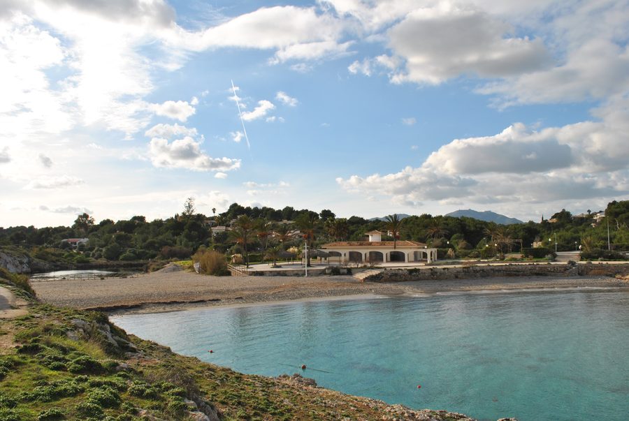 Sandstrand und Küstenbucht von Cala Murada auf Mallorca