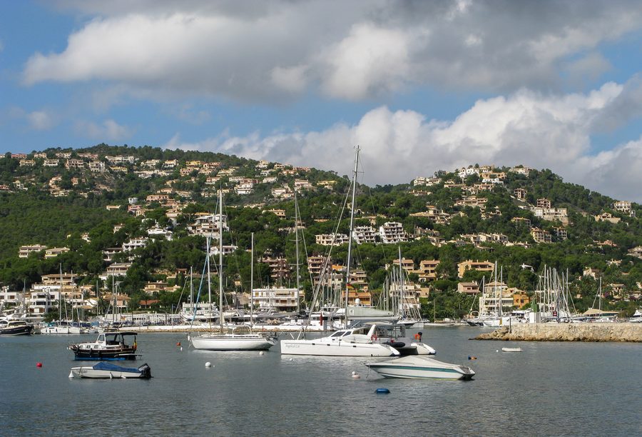 Natürlicher Hafen von Port d'Andratx auf Mallorca mit Booten und felsigem Ufer