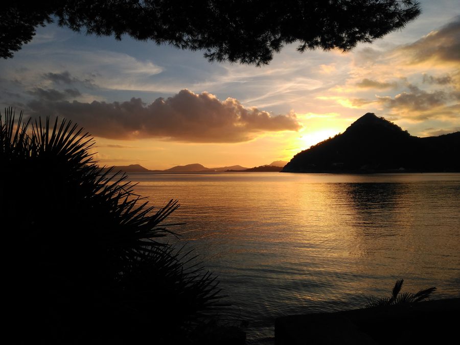 Sonnenuntergang über der Bucht von Pollença auf Mallorca