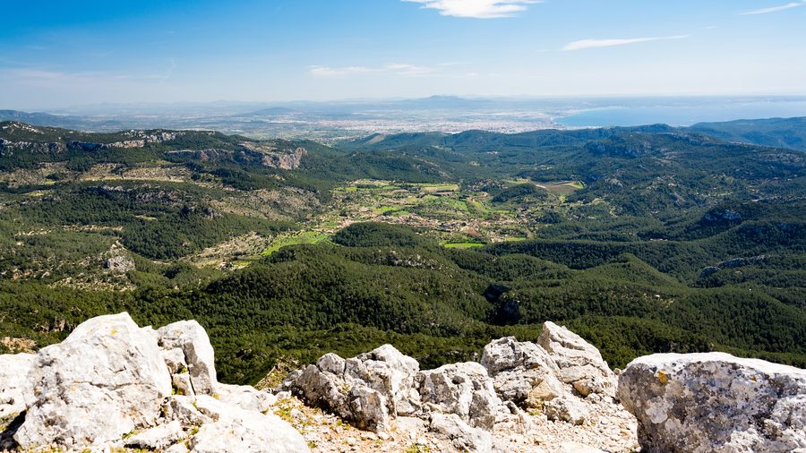 Blick vom Puig de Galatzó auf Galilea und Palma de Mallorca