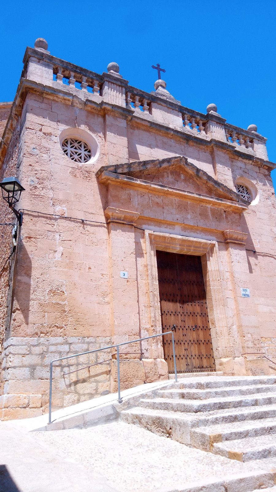 Fassade der Pfarrkirche Sant Cristòfol in Biniali