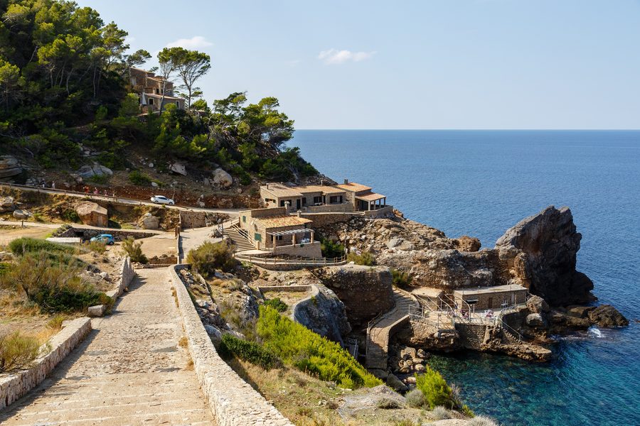Blick auf Cala d’Estellencs und den Zugang von der Küstenstraße