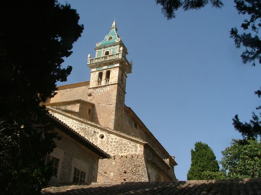 Glockenturm und Garten der Kartause von Valldemossa auf Mallorca