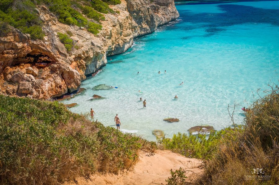 Küstenlandschaft von Caló des Moro auf Mallorca mit Felsen und Meer