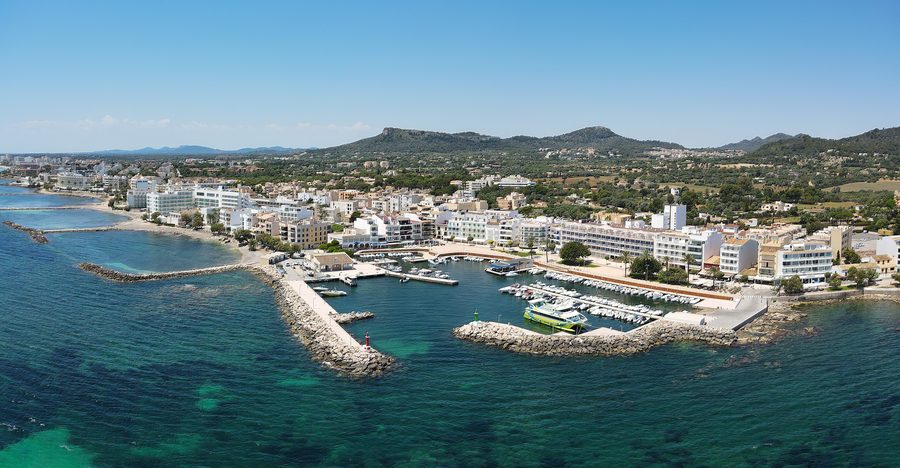 Kleiner Hafen von Cala Bona an Mallorcas Ostküste