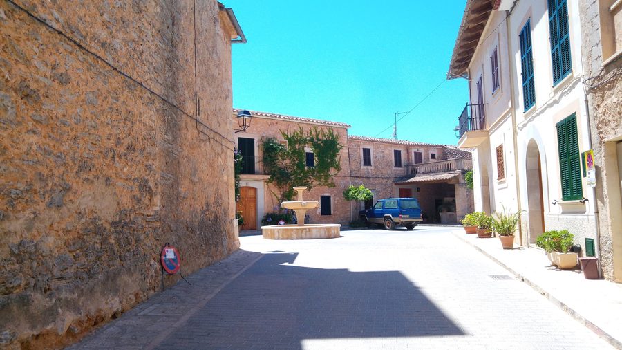 Plaça de Sant Ferran im historischen Ortskern von Biniali