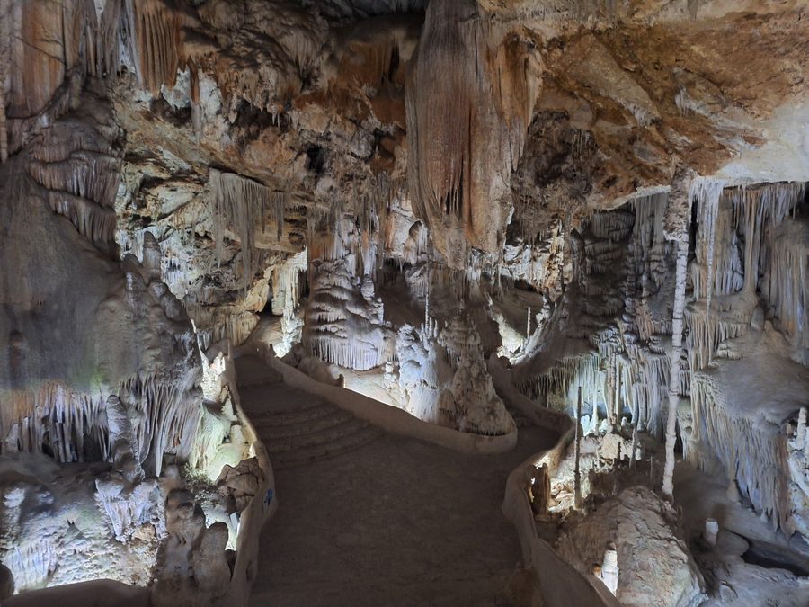 Im Inneren der Coves de Campanet mit Tropfsteinformationen