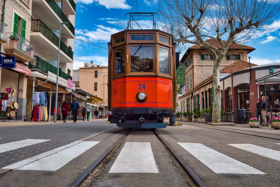 Historische Straßenbahn im Port de Sóller auf Mallorca