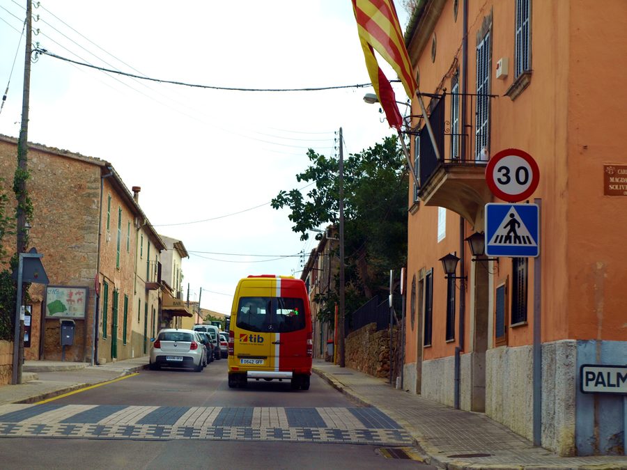 Rathaus von Marratxí und Bushaltestelle in Sa Cabaneta auf Mallorca