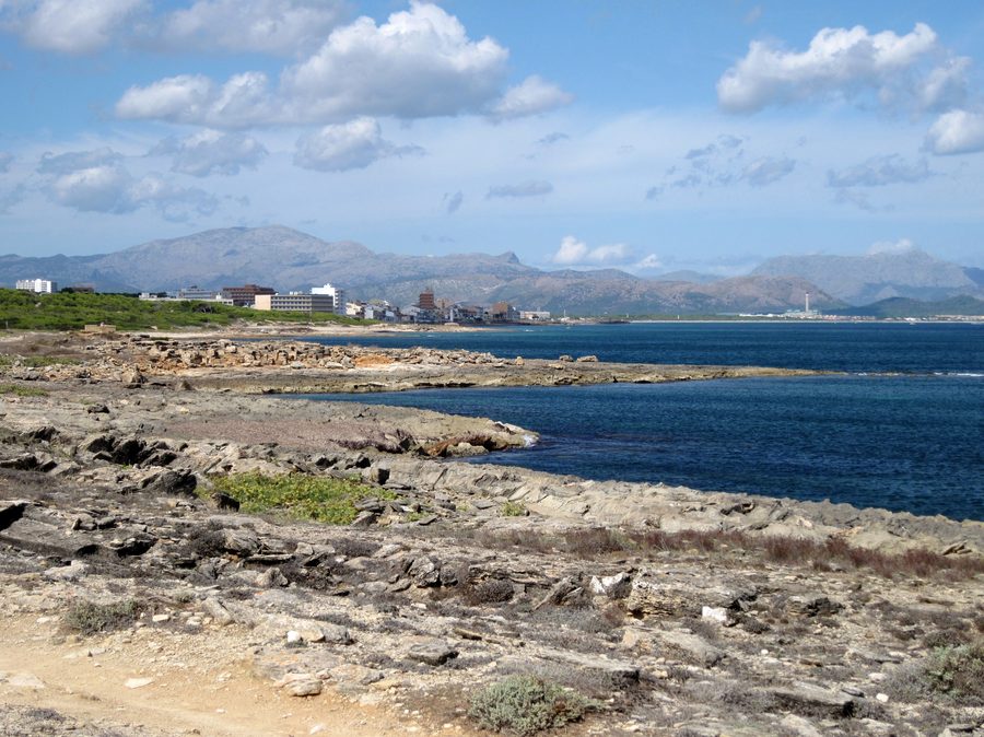 Die Landzunge Punta des Fenicis mit der Nekropole von Son Real bei Santa Margalida