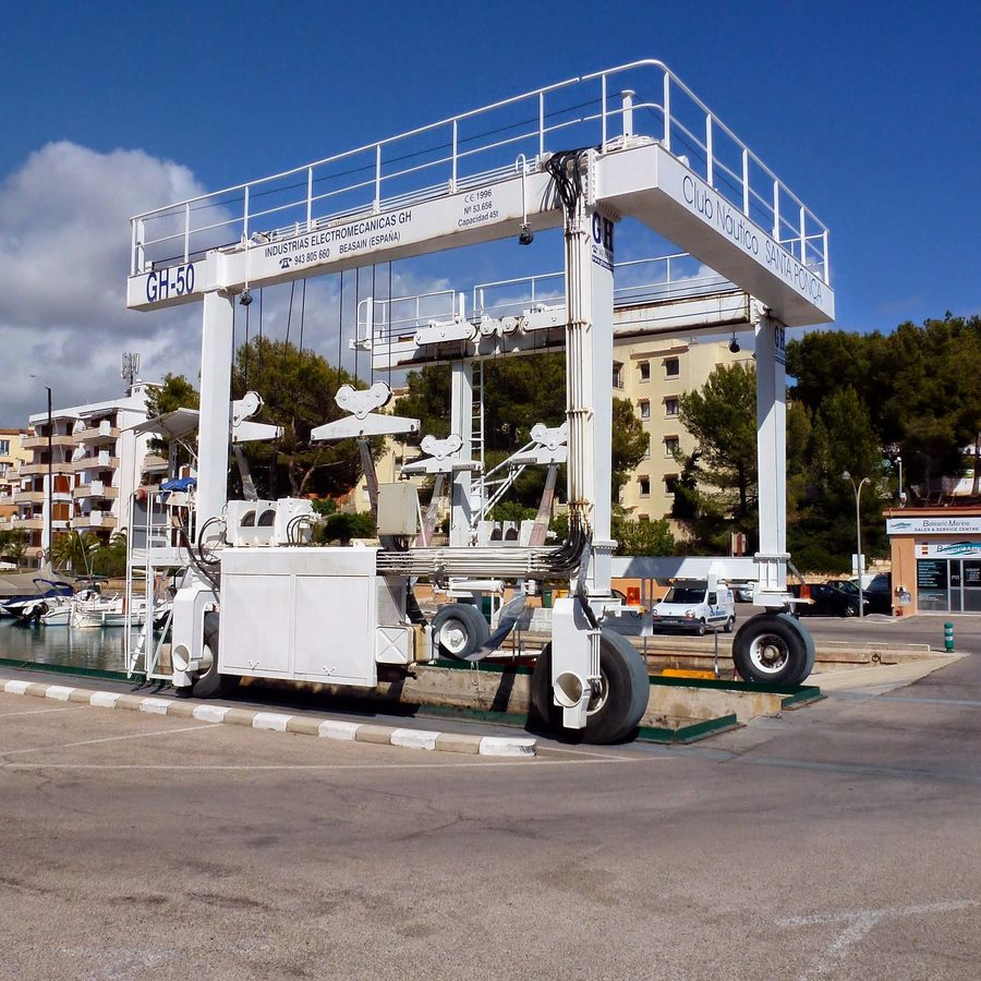 Club Náutico Santa Ponça mit Hafenbecken und Booten