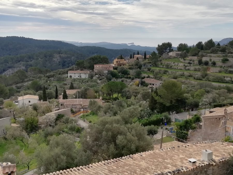 Galilea auf Mallorca mit bergigem Ortsumfeld