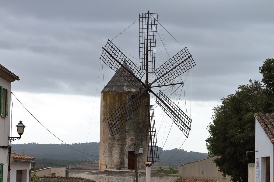 Traditionelle Windmühle an der Plaça del Molí de Son Rafal in Llubí