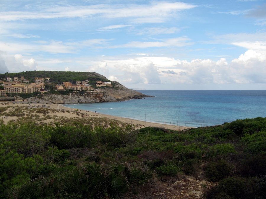 Cala Mesquida mit Strand und Küstenlandschaft in Capdepera, Mallorca