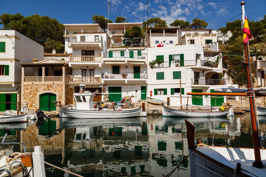 Hafen von Cala Figuera auf Mallorca mit Booten und Uferpromenade